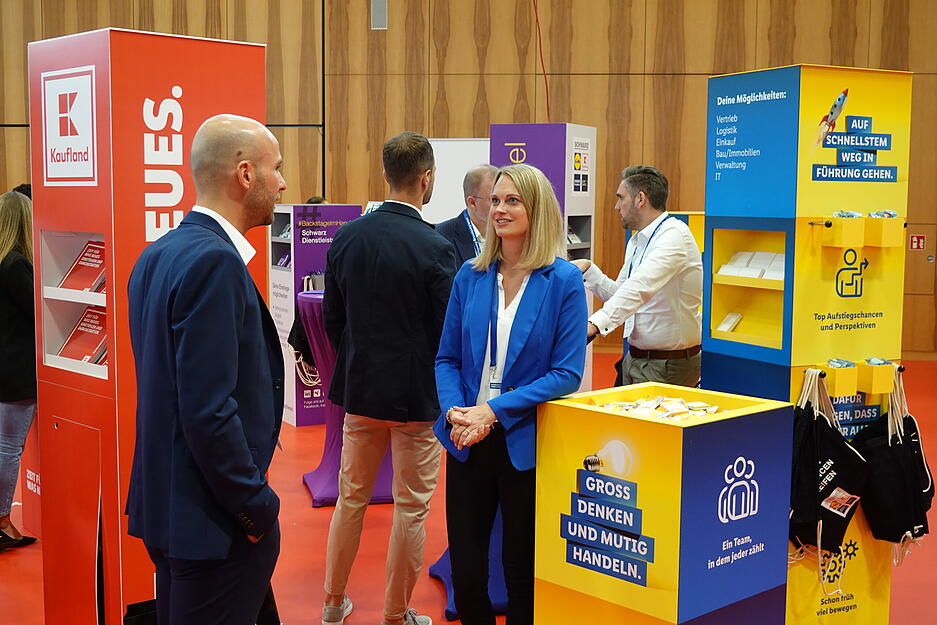 Daniel Bechtel informiert sich bei Lena Gramlich von Lidl Dienstleistungen über die Karrierechancen bei der Schwarz-Gruppe. Daniel Bechtel informiert sich bei Lena Gramlich von Lidl Dienstleistungen über die Karrierechancen bei der Schwarz-Gruppe.