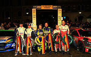 Dennis Rostek (rechts) und Co-Pilot Stefan Kopczyk (Zweiter von rechts) wurden bei der 60. ADAC Rallye Erzgebirge Dritte. Den Sieg hatten Philipp Geipel/Katrin Becker (Mitte) und der amtierende Vizemeister Julius Tannert mit Pirmin Winklhofer unter sich ausgemacht.