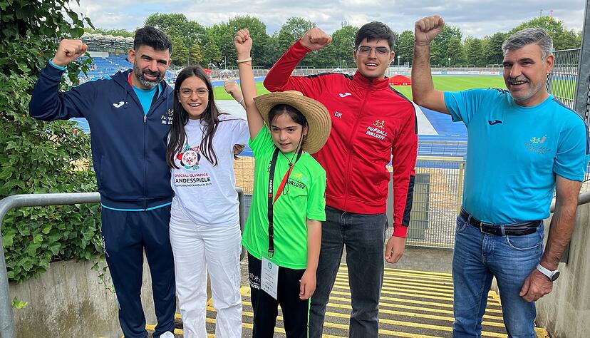 Engagiert und enthusiastisch bei den Special Olympics Landesspielen (von links): Onkel Omar Qasim, Rozaliya, Hilaf, Danyeel und Vater Barges Khudeeda.