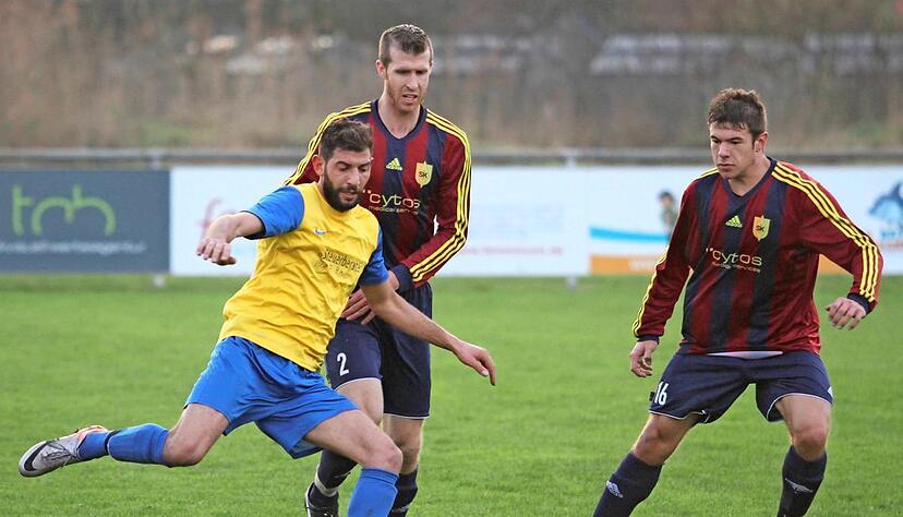 Ahmet Erisen, hier gegen die SG-Spieler Benjamin Unterseher und Dennis Reif (rechts), brachte den TSV Nordheim 1:0 in Front.Foto: Alexander Bertok