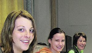 Die Teilnehmerinnen sind begeistert von der neuen Lernmethode, mit der sie sich das Zehn-Finger-System am Computer aneignen. (Foto: Margit Stöhr-Michalsky) Die Teilnehmerinnen sind begeistert von der neuen Lernmethode, mit der sie sich das Zehn-Finger-System am Computer aneignen. (Foto: Margit Stöhr-Michalsky)