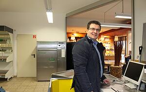 Viktor Pall ist der neue Pächter des Lebensmittelgeschäfts in Neuhütten. Angegliedert ist die Filiale der Bäckerei Trunk, die während der ladenlosen Zeit am Standort weiter geöffnet gewesen ist.
Fotos: Sabine Friedrich Viktor Pall ist der neue Pächter des Lebensmittelgeschäfts in Neuhütten. Angegliedert ist die Filiale der Bäckerei Trunk, die während der ladenlosen Zeit am Standort weiter geöffnet gewesen ist.
Fotos: Sabine Friedrich