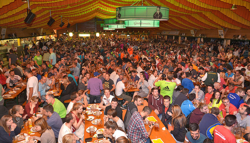 Party nach einem Stimme-Firmenlauf im Festzelt auf der Theresienwiese. Foto: Archiv Party nach einem Stimme-Firmenlauf im Festzelt auf der Theresienwiese. Foto: Archiv
