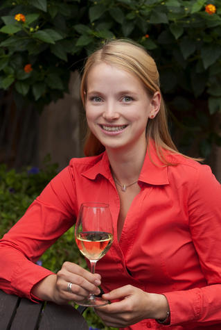 Sonja Christ (25), Mosel
Sonja Christ war im Jahr 2004/2005 Weink&ouml;nigin ihres Heimatortes Oberfell und fand schon damals sehr viel Freude an ihrem Amt, im vergangenen Jahr vertrat sie das Anbaugebiet Mosel als Weink&ouml;nigin. Doch damit nicht genug; auch in ihrem Beruf, als Leiterin des Bereichs Degustationen der Wein- und Genusszeitschrift "Selection" die in Mainz ans&auml;ssig ist, geht es um nichts anderes, als um Wein.