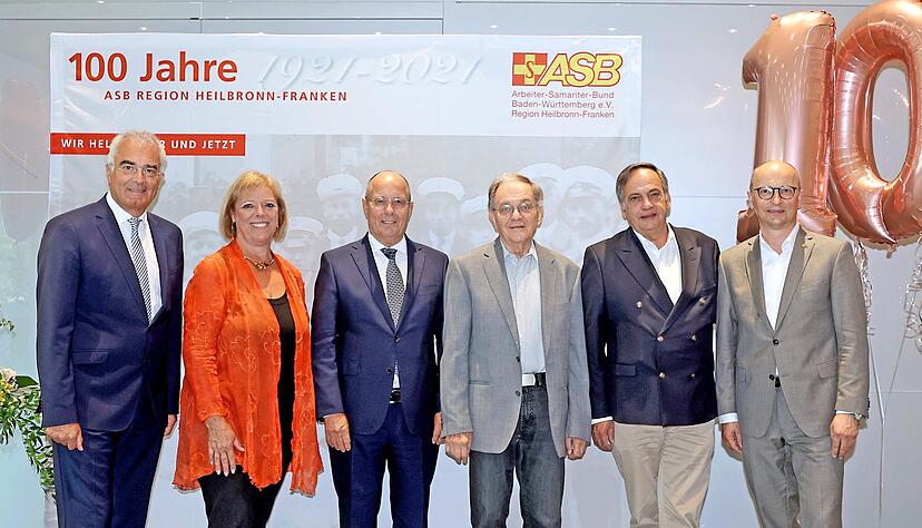 Samariter unter sich: Guido Rebstock (v. l.), Sabine Wölfle, Rainer Holthuis, Harald Friese, der Bundesvorsitzende Knut Fleckenstein und Bundesgeschäftsführer Uwe Martin Fichtmüller.
Foto: Ralf Seidel Samariter unter sich: Guido Rebstock (v. l.), Sabine Wölfle, Rainer Holthuis, Harald Friese, der Bundesvorsitzende Knut Fleckenstein und Bundesgeschäftsführer Uwe Martin Fichtmüller.
Foto: Ralf Seidel