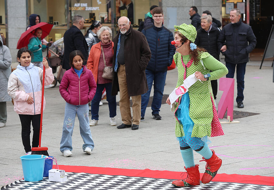 Stra&szlig;enkunst-Festival zieht Massen in Heilbronner Innenstadt