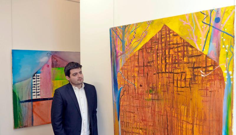 In der Nordheimer Scheune zeigt Yury Kharchenko seine Werkgruppe Häuser, darunter "House Of Yellow" in warmen Farben mit einer Gitterstruktur.
Foto: Mario Berger