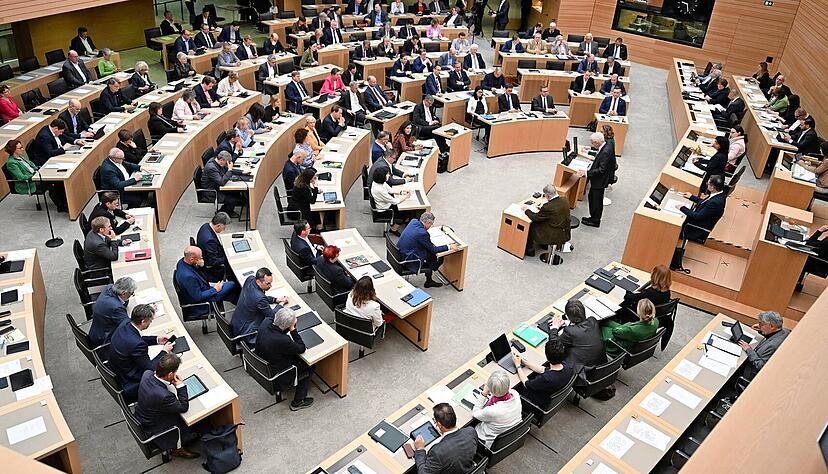 Zwei Mal wurden Volksbegehren gestartet mit dem Ziel, den baden-württembergischen Landtag zu verkleinern. Nun steht auch die zweite Initiative vor dem Aus. Zwei Mal wurden Volksbegehren gestartet mit dem Ziel, den baden-württembergischen Landtag zu verkleinern. Nun steht auch die zweite Initiative vor dem Aus.