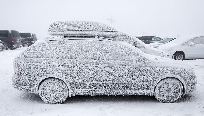 Brrr -  saukalt! Mit Eiskratzer und sorgf&auml;ltiger Vorbereitung sorgt man auch in solchen F&auml;llen f&uuml;r freie Sicht und damit Sicherheit auf winterlichen Stra&szlig;en.