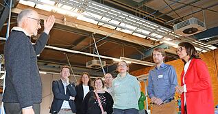 Bauexperte Olaf Schoo von der Lebenswerkstatt (l.) erkl&auml;rt der Parlamentarischen Staatssekret&auml;rin Rita Schwarzel&uuml;hr-Sutter (r.), wie sich die Produktionshalle aufheizt.