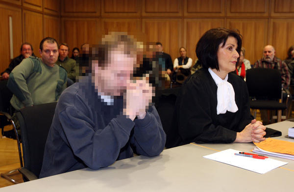 Der Angeklagte und seine Anwältin Anke Stiefel-Bechdolf am ersten Prozesstag (15.03.2010). Der Angeklagte und seine Anwältin Anke Stiefel-Bechdolf am ersten Prozesstag (15.03.2010).