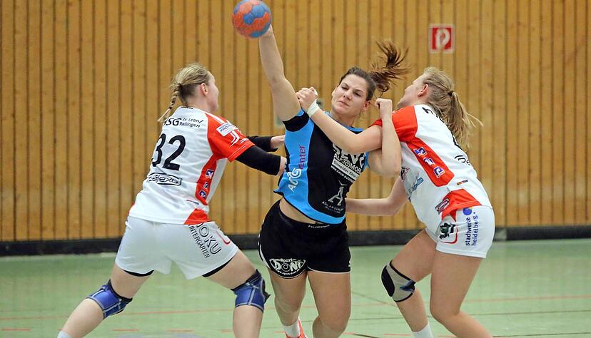 Im Topspiel gegen die HSG St. Leon/Reilingen f&uuml;hrte B&ouml;nnigheim mit Alkje Ziegler (M.) lange, gab den m&ouml;glichen Sieg aber aus der Hand.Foto: Andreas Veigel