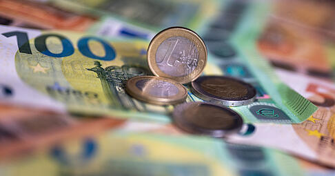 ARCHIV - 21.08.2023, Berlin: Geldscheine mit dem Wert von 100 und 50 Euro und Münzen liegen auf einem Tisch.
In Erfurt dürfen Kinder entscheiden und Geld vergeben. (zu dpa: «Kinder entscheiden, wer Geld bekommt») Foto: Monika Skolimowska/dpa - Honorarfrei nur für Bezieher des Dienstes dpa-Nachrichten für Kinder +++ dpa-Nachrichten für Kinder +++