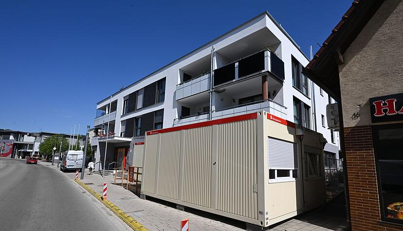 Container der Sparkasse stehen vor einem Geb&auml;ude. Die Bankfiliale wurde ein Jahr zuvor bei einem Hochwasser besch&auml;dgt.