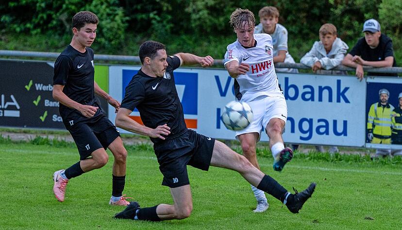 Niklas Winter (rechts) schaltet sich mit seinen Flankenläufen immer wieder in die Angriffe des VfB Eppingen ein.
Foto: Michael Nachreiner