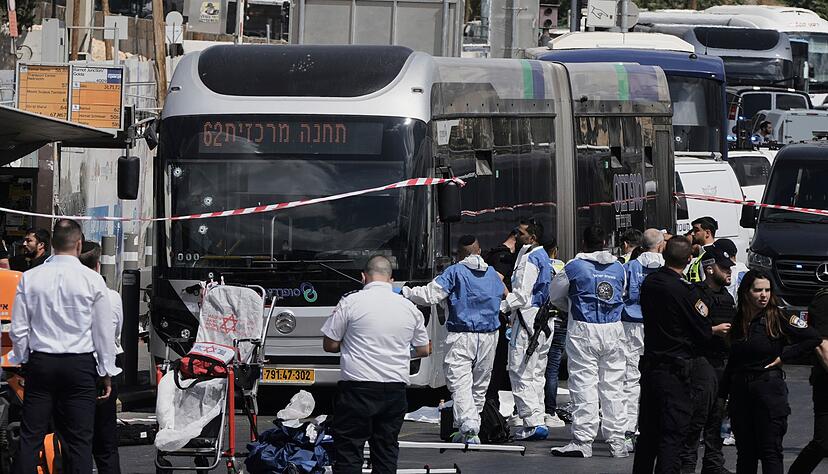 Rettungskr&auml;fte am Ort eines Anschlags, bei dem in Jerusalem mehrere Menschen get&ouml;tet wurden.