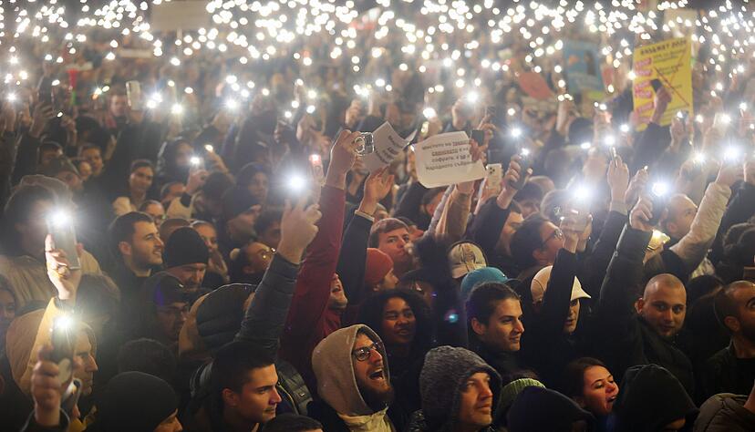 Zehntausende Menschen forderten den Rücktritt der prowestlichen Regierung in Bulgarien. Die Protestwelle in dem EU-Land begann mit Demonstrationen gegen den Haushaltsentwurf für 2026. Zehntausende Menschen forderten den Rücktritt der prowestlichen Regierung in Bulgarien. Die Protestwelle in dem EU-Land begann mit Demonstrationen gegen den Haushaltsentwurf für 2026.