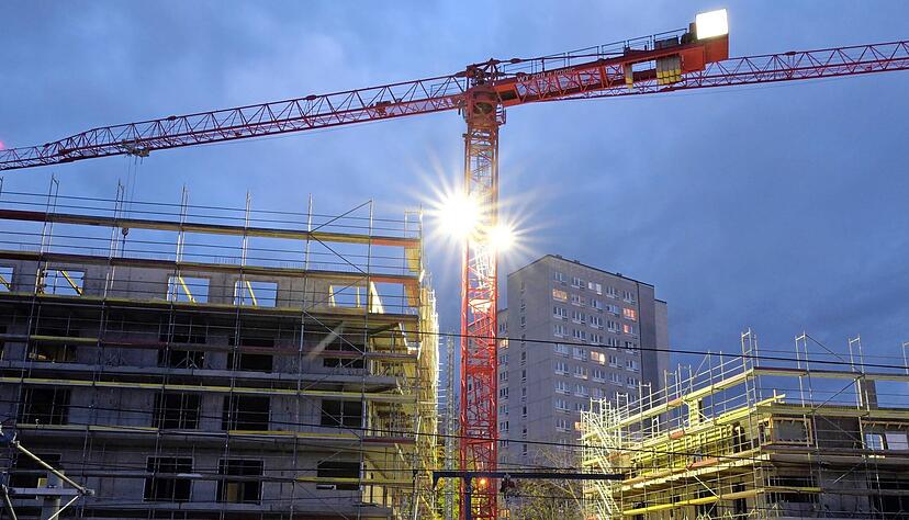 Bautr&auml;ger reagieren mit Zur&uuml;ckhaltung auf die gestiegenen Bauzinsen bei gleichzeitig noch hohen Herstellungspreisen. Das trifft vor allem auch den gef&ouml;rderten Wohnbau.
Foto: dpa