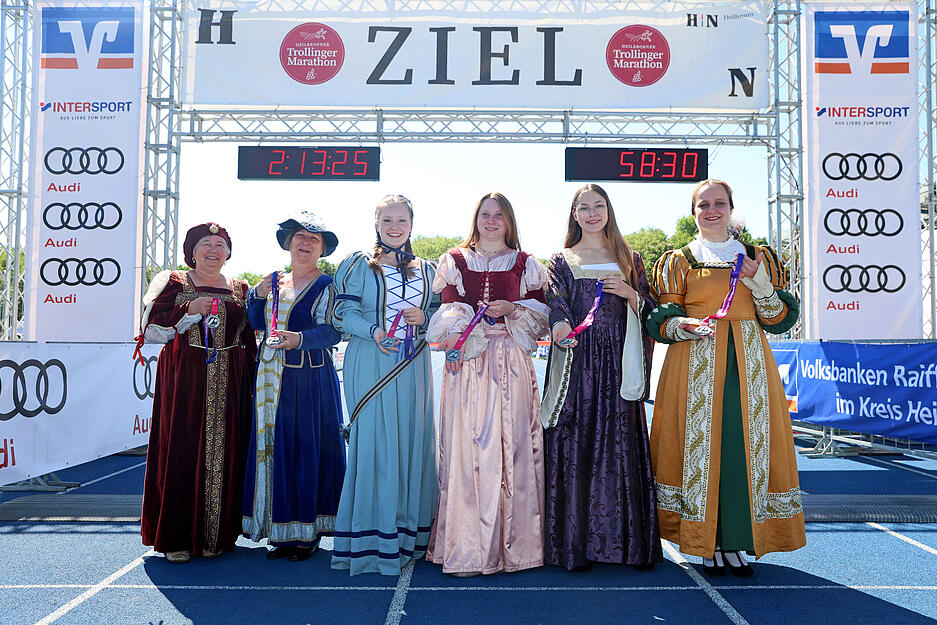 Frauen präsentieren sich vor der Ziellinie im Heilbronner Frankenstadion beim Trolli in bunten Kleidern. Frauen präsentieren sich vor der Ziellinie im Heilbronner Frankenstadion beim Trolli in bunten Kleidern.