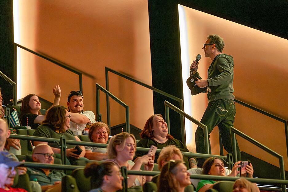 Michael Bully Herbig, Christian Tramitz und Rick Kavanian agieren bei der Vorstellung von "Das Kanu des Manitu" auch mit dem Publikum.