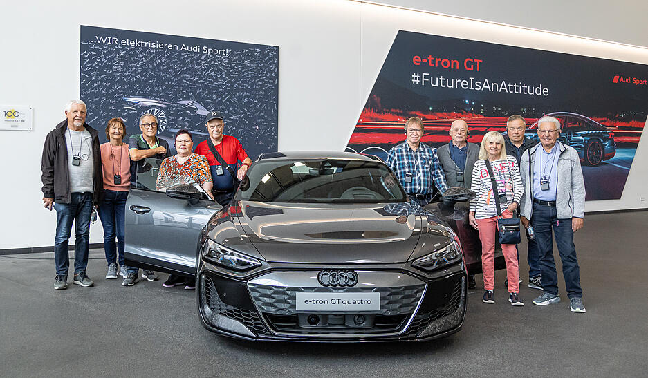 Zehn Leser der Heilbronner Stimme besuchen die Produktion in den Böllinger Höfen und sitzen am Ende Probe im Audi E-Tron GT.
