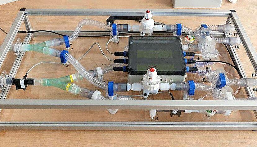 Gem&uuml; unterst&uuml;tzt die Entwicklung eines neuen Systems, das die bestehenden Beatmungskapazit&auml;ten in Notf&auml;llen verdoppelt. Das Ger&auml;t wird derzeit getestet und soll dann als Bauanleitung ins Internet gestellt werden.
Foto: privat