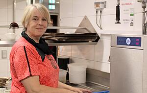 Verleiht Silber und Geschirr wieder den nötigen Glanz: Manuela Funk-Stahl ist die gute Tellerfee in der Küche. Verleiht Silber und Geschirr wieder den nötigen Glanz: Manuela Funk-Stahl ist die gute Tellerfee in der Küche.