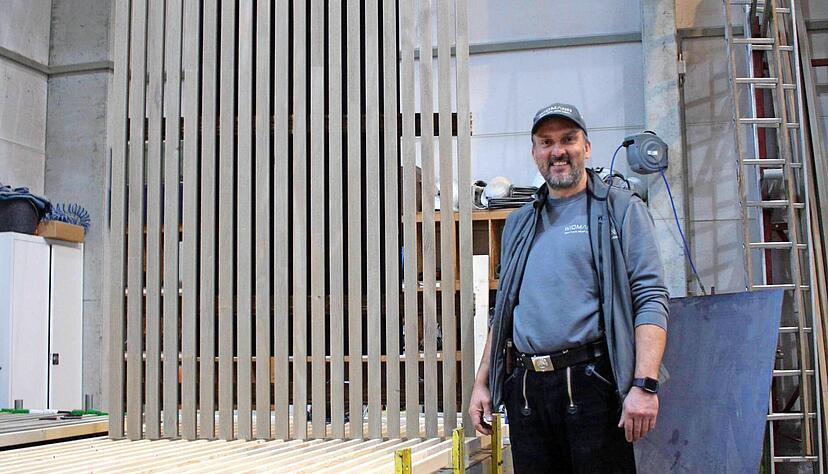 Mit einem Saugheber, der mit Unterdruck funktioniert, werden alle Fassadenelemente aus der Schablone gehoben.
Fotos: Elfi Hofmann