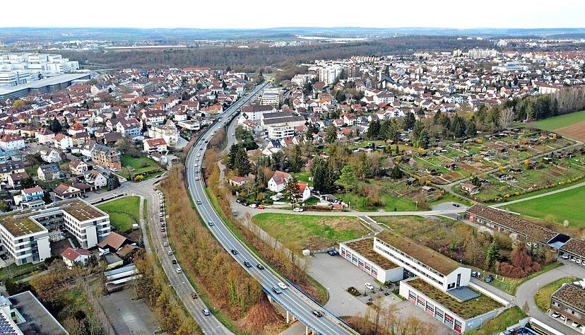 Der Tunnel soll bei den Stadtwerken (rechts vorne) unter dem Wohngebiet Neuburg hindurchgeführt werden.
Foto: Ralf Seidel