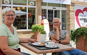 Eva Häß und Wolfgang Klein aus Neckarbischofsheim haben es sich vor der Markthalle gemütlich gemacht. Ihre Radtour führte sie von Güglingen nach Brackenheim. Ihnen gefallen die vielen hübsch sanierten Häuser. Fotos: Ralf Reichert Eva Häß und Wolfgang Klein aus Neckarbischofsheim haben es sich vor der Markthalle gemütlich gemacht. Ihre Radtour führte sie von Güglingen nach Brackenheim. Ihnen gefallen die vielen hübsch sanierten Häuser. Fotos: Ralf Reichert