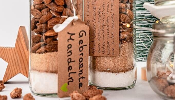 Gebrannte Mandeln in der Flasche − mit Rezept zur Zubereitung. Gebrannte Mandeln in der Flasche − mit Rezept zur Zubereitung.
