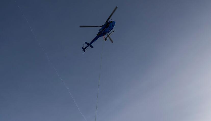 Ein Helikopter holt das Kreuz zur Restaurierung ab. (Archivbild) Ein Helikopter holt das Kreuz zur Restaurierung ab. (Archivbild)