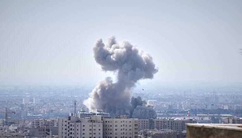 Wie lange die Angriffe auf den Iran und die iranischen Gegenangriffe auf Ziele in Israel und mehreren arabischen Staaten andauern werden, ist noch nicht absehbar. Wie lange die Angriffe auf den Iran und die iranischen Gegenangriffe auf Ziele in Israel und mehreren arabischen Staaten andauern werden, ist noch nicht absehbar.