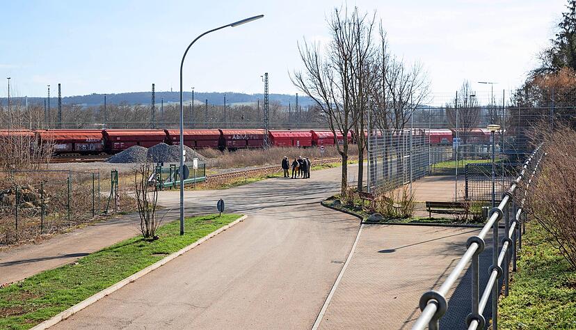 Der Bereich vom Eisenbahnmuseum bis zur Pankratiuskirche soll aufgewertet und grüner werden. Der Bolzplatz wird integriert.
Fotos: Andreas Veigel