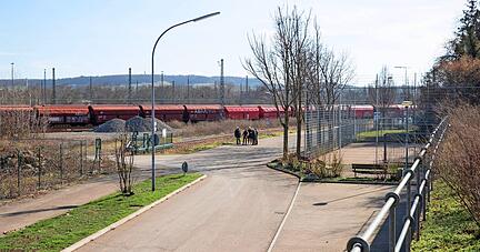 Der Bereich vom Eisenbahnmuseum bis zur Pankratiuskirche soll aufgewertet und grüner werden. Der Bolzplatz wird integriert.
Fotos: Andreas Veigel