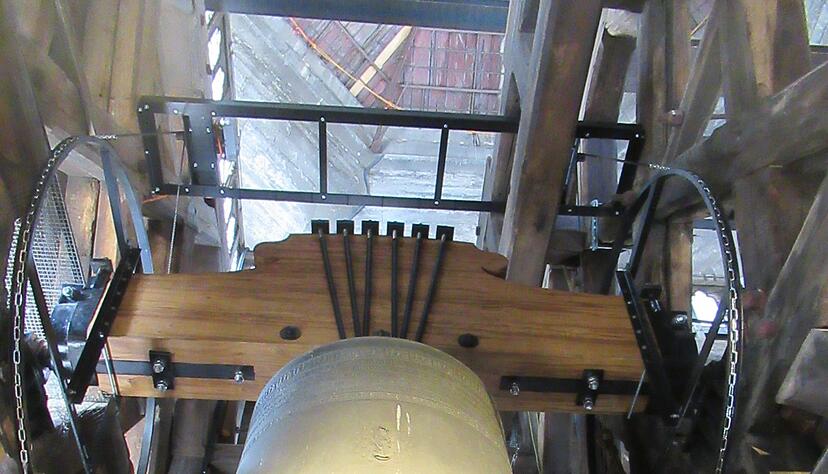 «Emmanuel», die größte Glocke der Kathedrale, hängt an neuen Trägerbalken.