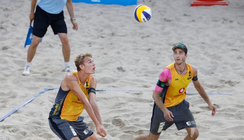 Julius Thole (l) und Clemens Wickler haben in Hamburg den direkten Einzug ins Halbfinale verpasst. Foto:&nbsp;Georg Wendt