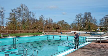 In wenigen Wochen ziehen hier Gäste ihre Bahnen: Daniela Finder, Mitarbeiterin des Solebads Rappsodie, reinigt das Schwimmerbecken.
Foto: Christiana Kunz
