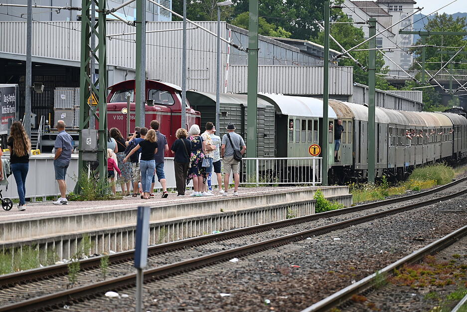Ein Dampfzug fuhr am Sonntag, dem 4. August, durch Hohenlohe. Ein Dampfzug fuhr am Sonntag, dem 4. August, durch Hohenlohe.