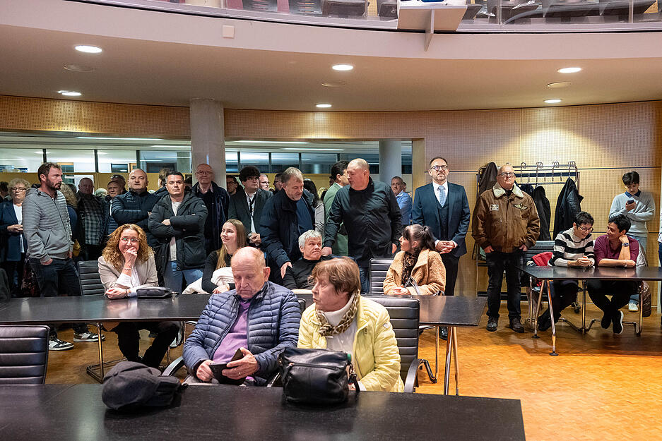 7139 Wählerinnen und Wähler, und damit 77,30 Prozent der abgegebenen Stimmen, sprachen ihm erneut das Vertrauen aus. 7139 Wählerinnen und Wähler, und damit 77,30 Prozent der abgegebenen Stimmen, sprachen ihm erneut das Vertrauen aus.