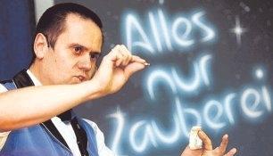 Zaubert schneller als das Publikum gucken kann: Enzo Paolo.Foto: Ralf Seidel