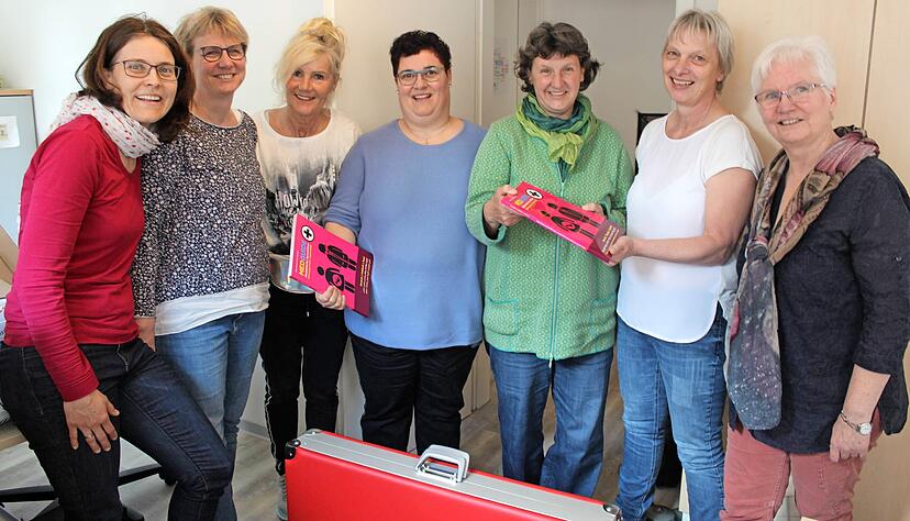 Die Hebammen (v. li.) Sabine Frank, Claudia Rosen, Rosemarie Benner, Rita M&uuml;ller und Brigitte Duffner zusammen mit Elisabeth Ernst und Christa Panni vom Kreisdiakonieverband in der neuen Hebammen-Ambulanz. Fotos: Regina Koppenh&ouml;fer