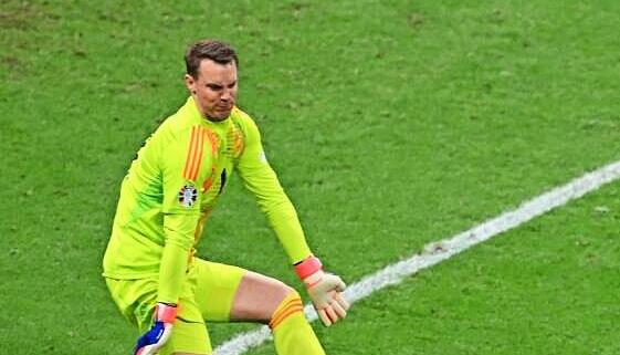 Dieser Ball geht an Manuel Neuer vorbei. Aber: Abseits. Wenig später glänzte er. Dieser Ball geht an Manuel Neuer vorbei. Aber: Abseits. Wenig später glänzte er.