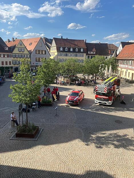 Auf dem Öhringer Marktplatz haben sich bereits am Nachmittag Feuerwehr und Stadtkapelle eingefunden. Gegen 19 Uhr wird mit dem Wahlergebnis gerechnet.