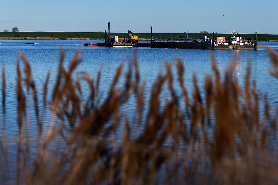 Die Barge, ein Lastkahn, steht f&uuml;r den gestrandeten Buckelwal vor der Insel Poel bereit.