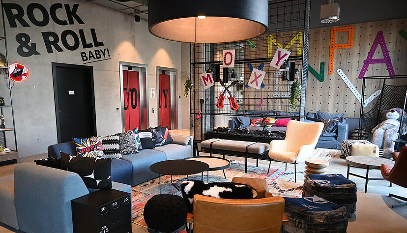 Das Foyer des Moxy Hohenlohe-Kupferzell erinnert ein wenig an ein Studentenwohnheim. Hier sollen sich Geschäftsleute und Durchreisende wie in einem Wohnzimmer fühlen.