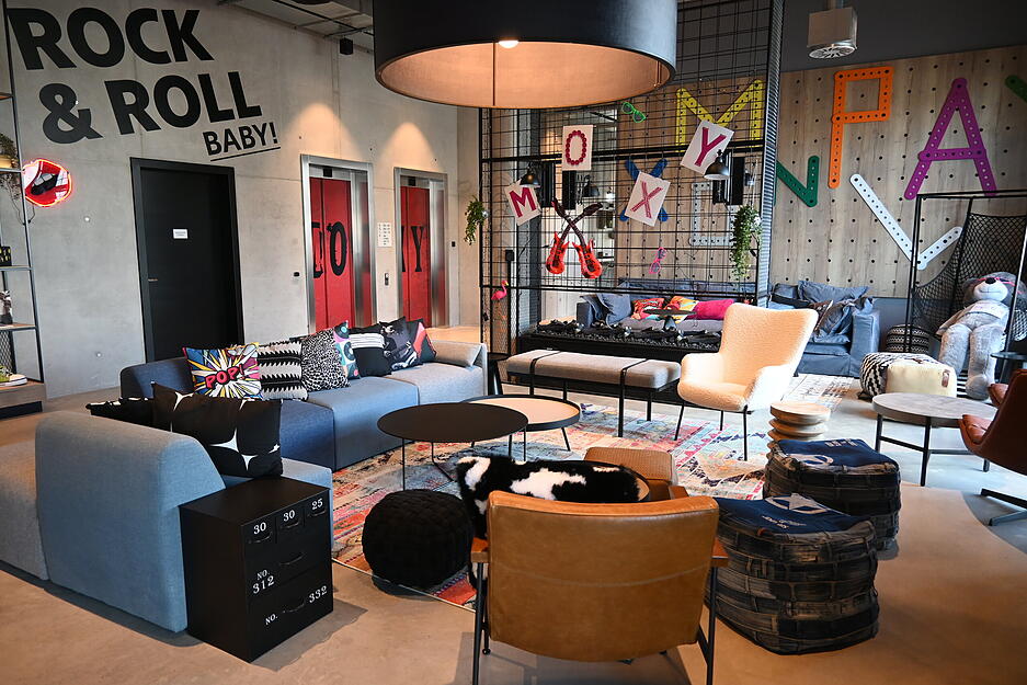 Das Foyer des Moxy Hohenlohe-Kupferzell erinnert ein wenig an ein Studentenwohnheim. Hier sollen sich Geschäftsleute und Durchreisende wie in einem Wohnzimmer fühlen.