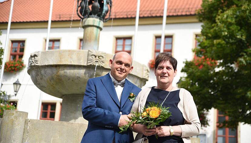 Kathrin Pollnow und Klaus-Dieter Rose stehen vor dem Standesamt in Oschersleben (Sachsen-Anhalt).