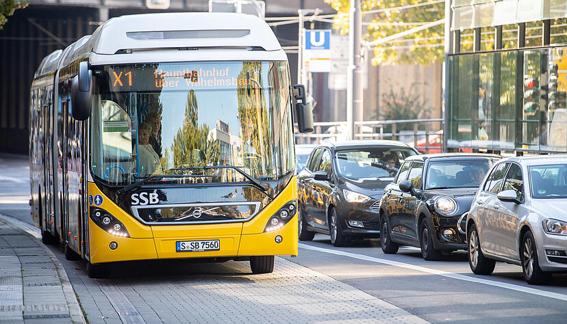 Die Buslinie X1 fährt im Fünf-Minuten-Takt auf einer Stuttgarter Hauptroute von Bad Cannstatt in die City. Foto: dpa Die Buslinie X1 fährt im Fünf-Minuten-Takt auf einer Stuttgarter Hauptroute von Bad Cannstatt in die City. Foto: dpa