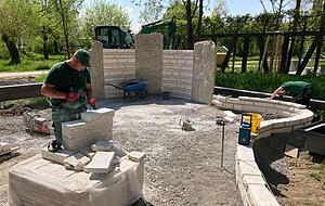 Wohlf&uuml;hloase: Beitrag der Firma Ostberg aus Gundelsheim. Gala-Bauer Dennis Walter (vorne) behaut Kalksteine.
